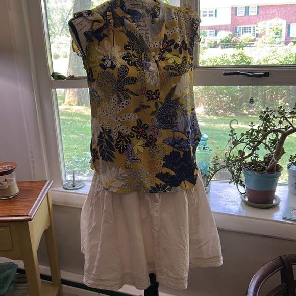 Size 4 Skirt vintage Old Navy, all cotton with pockets-look at my other tops- - Picture 3 of 3